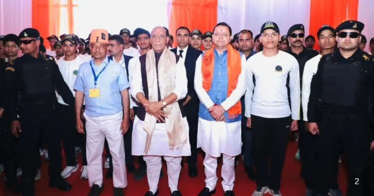 अग्निवीरों के साथ रक्षामंत्री राजनाथ सिंह और मुख्यमंत्री पुष्कर सिंह धामी