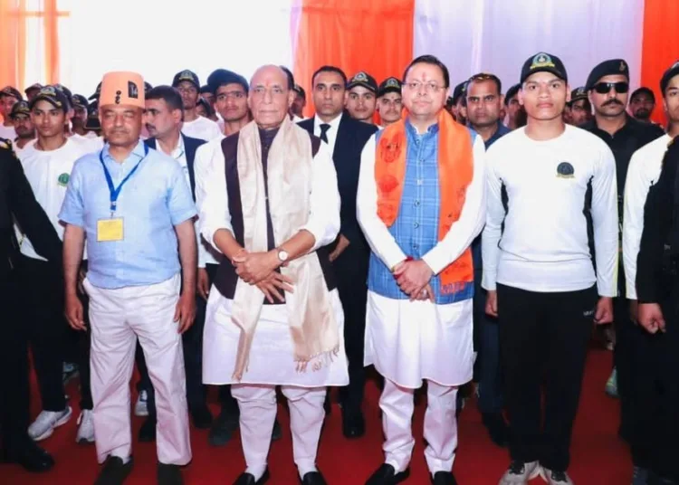 अग्निवीरों के साथ रक्षामंत्री राजनाथ सिंह और मुख्यमंत्री पुष्कर सिंह धामी