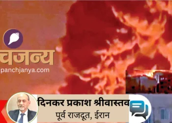 ईरान की राजधानी तेहरान में तेल डिपो पर हमले के बाद का दृश्य