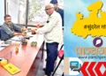 बैंक में लेन—देन करते सदस्य
