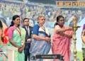 दीप प्रज्ज्वलित कर समापन सत्र का उद्घाटन करती हुईं राष्ट्रपति श्रीमती द्राैपदी मुर्मू। साथ में हैं (बाएं से) श्रीमती शिवानी वी. और शांता अक्का जी
