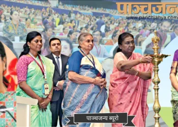 दीप प्रज्ज्वलित कर समापन सत्र का उद्घाटन करती हुईं राष्ट्रपति श्रीमती द्राैपदी मुर्मू। साथ में हैं (बाएं से) श्रीमती शिवानी वी. और शांता अक्का जी