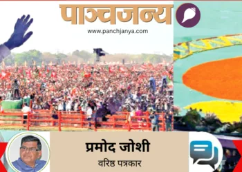 कोलकाता में आयोजित एक रैली में उपस्थित लोगों का अभिवादन करते प्रधानमंत्री नरेंद्र मोदी