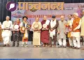 समारोह में पूर्वोत्तर के सम्मानित लोगों के साथ अतिथि
