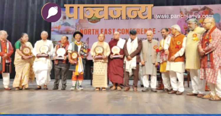 समारोह में पूर्वोत्तर के सम्मानित लोगों के साथ अतिथि