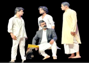 नाटक का मंचन करते कलाकार