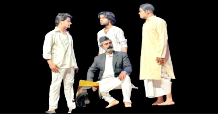 नाटक का मंचन करते कलाकार