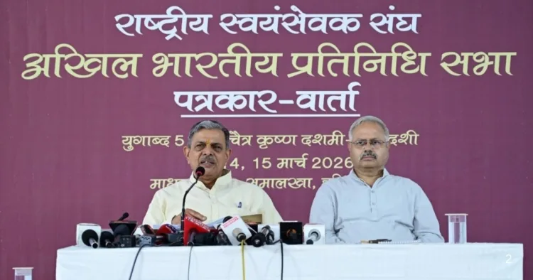 पत्रकारों को संबोधित करते सरकार्यवाह श्री दत्तात्रेय होसबाले। साथ में संघ के अखिल भारतीय प्रचार प्रमुख सुनील आंबेकर जी।