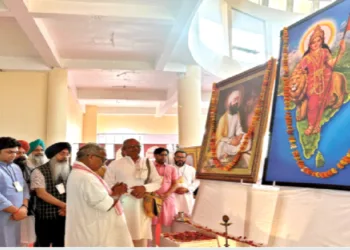 प्रदर्शनी का उद्घाटन करते डॉ. कृष्ण गोपाल