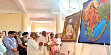 प्रदर्शनी का उद्घाटन करते डॉ. कृष्ण गोपाल