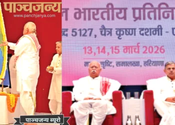 भारत माता के चित्र पर पुष्पार्चन कर प्रतिनिधि सभा का शुभारंभ करते सरसंघचालक श्री मोहनराव भागवत और श्री सरकार्यवाह श्री दत्तात्रेय होसबाले प्रतिनिधि सभा के मंच पर विराजमान