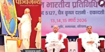 भारत माता के चित्र पर पुष्पार्चन कर प्रतिनिधि सभा का शुभारंभ करते सरसंघचालक श्री मोहनराव भागवत और श्री सरकार्यवाह श्री दत्तात्रेय होसबाले प्रतिनिधि सभा के मंच पर विराजमान