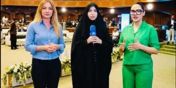 इस्लामाबाद में अमेरिका-ईरान वार्ता के दौरान दाएं से हरे ड्रेस में पाकिस्तानी पत्रकार गरीदा फारुकी और बीच में हिजाब में ईरानी पत्रकार (फोटो साभार: एक्स)