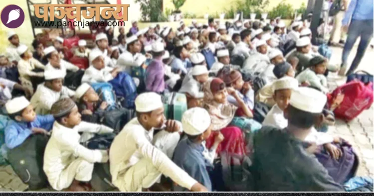 कटनी रेलवे स्टेशन पर उतारे गए बच्चे