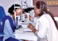 एक बच्ची का इलाज करती डॉक्टर