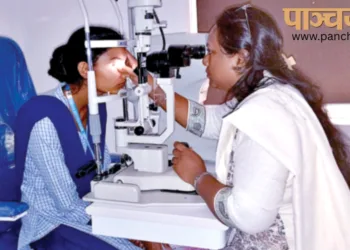 एक बच्ची का इलाज करती डॉक्टर