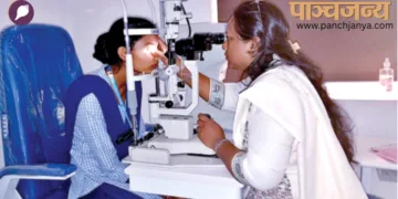 एक बच्ची का इलाज करती डॉक्टर