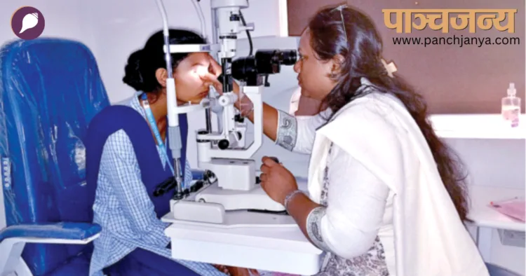 एक बच्ची का इलाज करती डॉक्टर