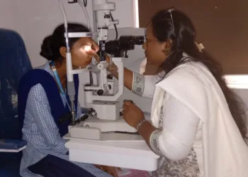 एक रोगी का इलाज करते डॉक्टर