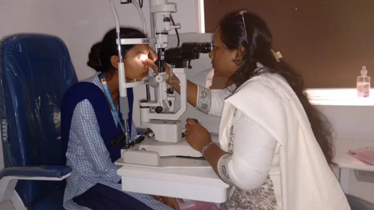 एक रोगी का इलाज करते डॉक्टर