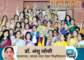 महिला सांसदों के साथ प्रधानमंत्री नरेन्द्र मोदी (फाइल चित्र)