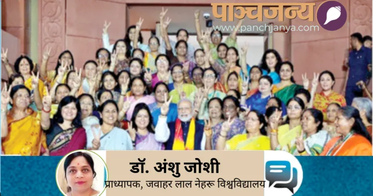 महिला सांसदों के साथ प्रधानमंत्री नरेन्द्र मोदी (फाइल चित्र)