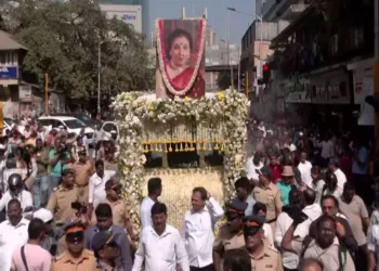 दिग्गज गायिका आशा भोसले को राजकीय सम्मान के साथ दी गई आखिरी विदाई।
