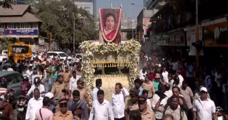 दिग्गज गायिका आशा भोसले को राजकीय सम्मान के साथ दी गई आखिरी विदाई।