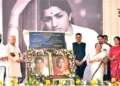 कार्यक्रम में लता दीदी और आशा ताई को श्रद्धांजलि अर्पित करते श्री मोहनराव भागवत। साथ में हैं (बाएं से) श्री एकनाथ शिंदे, श्री देवेंद्र फडणवीस एवं अन्य गणमान्यजन