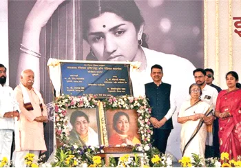 कार्यक्रम में लता दीदी और आशा ताई को श्रद्धांजलि अर्पित करते श्री मोहनराव भागवत। साथ में हैं (बाएं से) श्री एकनाथ शिंदे, श्री देवेंद्र फडणवीस एवं अन्य गणमान्यजन