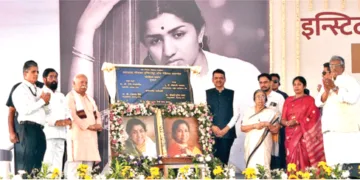 कार्यक्रम में लता दीदी और आशा ताई को श्रद्धांजलि अर्पित करते श्री मोहनराव भागवत। साथ में हैं (बाएं से) श्री एकनाथ शिंदे, श्री देवेंद्र फडणवीस एवं अन्य गणमान्यजन