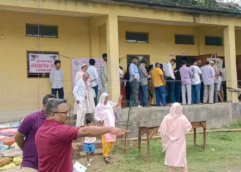 मतदान के लिए कतार में मतदाता