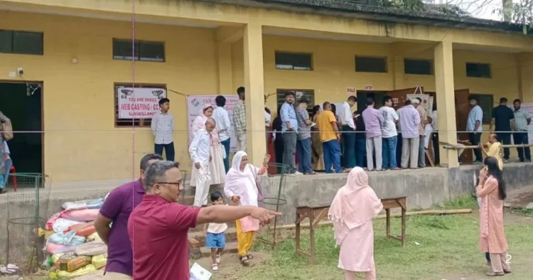 मतदान के लिए कतार में मतदाता