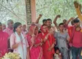 पंडित अविनाश झा ईसाई बने लोगों को सनातन धर्म में वापसी कराते हुए