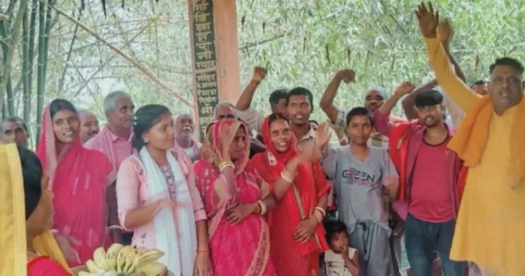 पंडित अविनाश झा ईसाई बने लोगों को सनातन धर्म में वापसी कराते हुए