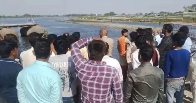 यमुना में नाव पलटी, बड़ा हादसा