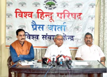 संवाददाता सम्मेलन को संबोधित करते हुए बजरंग बागड़ा। साथ में हैं (बाएं से) विनोद बंसल एवं सुरेन्द्र गुप्ता