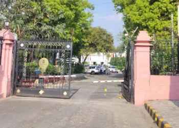 विधानसभा के गेट 2 को टक्कर मारती हुई अंदर घुसी कार