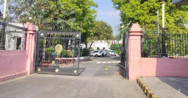 विधानसभा के गेट 2 को टक्कर मारती हुई अंदर घुसी कार