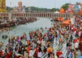 हरिद्वार में गंगा स्नान करते श्रद्धालु