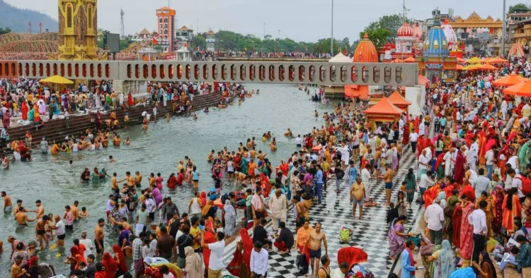 हरिद्वार में गंगा स्नान करते श्रद्धालु
