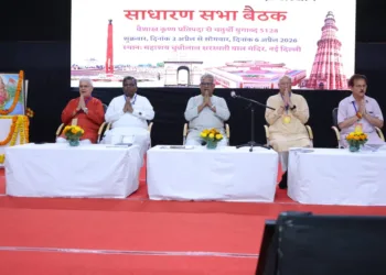 उद्घाटन सत्र के मंच पर सह—सरकार्यवाह डॉ. कृष्ण गोपाल के साथ विद्या भारती के पदाधिकारी