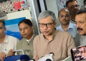 जम्मू-कश्मीर में रेलवे के विस्तार के बारे में जानकारी देते रेल मंत्री अश्विनी वैष्णव।