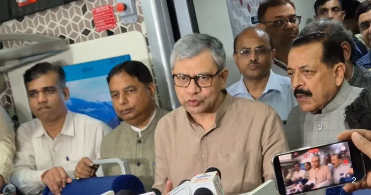जम्मू-कश्मीर में रेलवे के विस्तार के बारे में जानकारी देते रेल मंत्री अश्विनी वैष्णव।