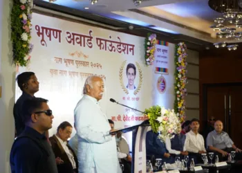 RSS Chief Mohan Bhagwat presenting Nag Bhushan Award to Satyanarayan Nuwal in Nagpur