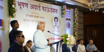 RSS Chief Mohan Bhagwat presenting Nag Bhushan Award to Satyanarayan Nuwal in Nagpur