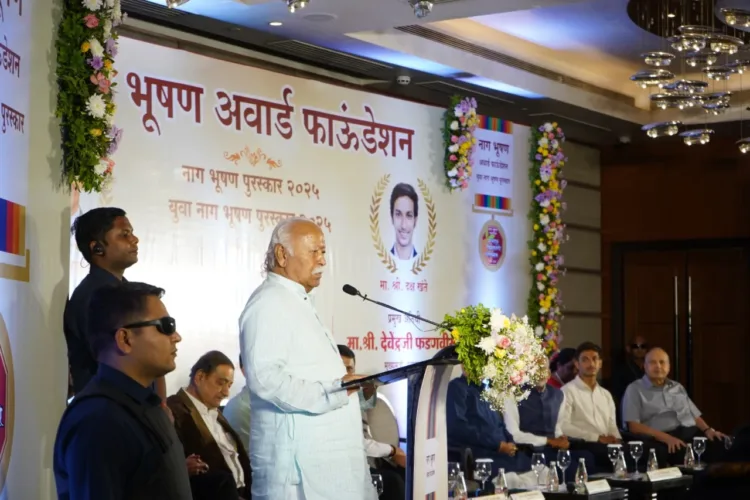 RSS Chief Mohan Bhagwat presenting Nag Bhushan Award to Satyanarayan Nuwal in Nagpur
