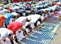 सड़क पर नमाज पढ़ते लोग (चित्र - प्रतीकात्मक)