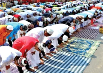 सड़क पर नमाज पढ़ते लोग (चित्र - प्रतीकात्मक)