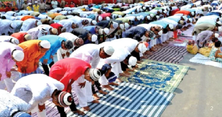 सड़क पर नमाज पढ़ते लोग (चित्र - प्रतीकात्मक)